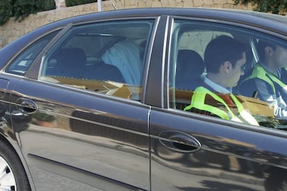 29 de marzo de 2006.<br>Marisol Yagüe, alcaldesa de Marbella, sale detenida de su domicilio en la parte trasera de un vehículo policial (con la cabeza tapada).