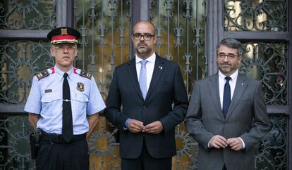 El comisario Esquius con el consejero de Interior, Buch, y el director de la policía, Martínez