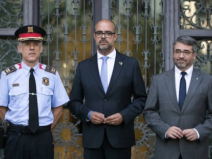 El comisario Esquius con el consejero de Interior, Buch, y el director de la policía, Martínez