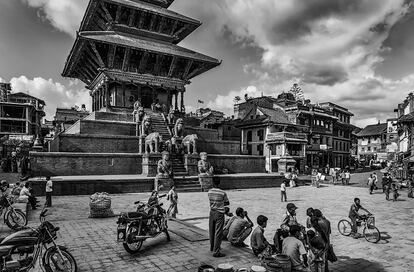 La plaza Nayatapola en Bakthapur (Nepal). Hasta el año 2006, Nepal era el único país del mundo con el hinduismo como religión oficial. Con la caída de la monarquía, se convirtió en secular. Los rebeldes maoístas establecieron un gobierno de unidad nacional después de una guerra civil, proclamando en 2008 una república federal democrática. Fue el final de más de 240 años de monarquía.