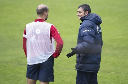 Mikel Rico, de espaldas, ex jugador del Granada, escucha a Ernesto Valverde.