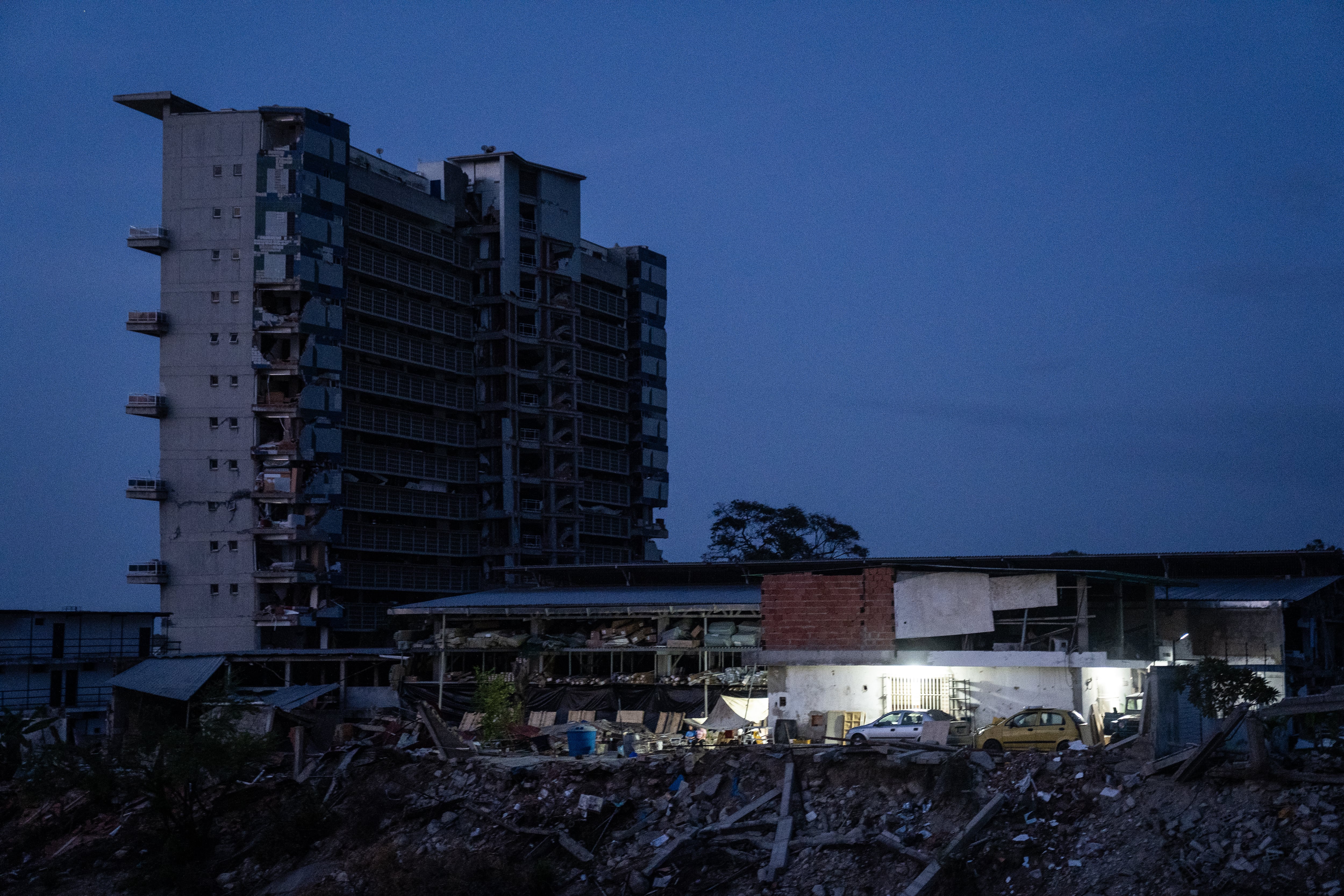 Edificios afectados por el terremoto en La Guaira, el 1 de julio.