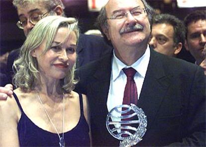 Susana Fortes y Antonio Skármeta, finalista y ganador del Planeta, anoche tras recibir el premio.