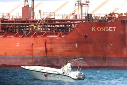 El petrolero del cual procede el vertido en el interior del puerto de Ceuta.