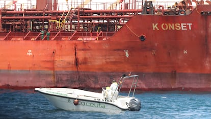 El petrolero del cual procede el vertido en el interior del puerto de Ceuta.