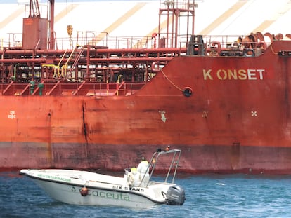El petrolero del cual procede el vertido en el interior del puerto de Ceuta.
