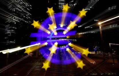 Señal con forma de Euro a las afueras del Banco Central Europeo en Alemania