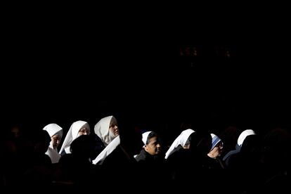 Unas monjas asisten a una misa celebrada por el papa Francisco en la Basílica de San Pedro, en el Vaticano, con motivo de la Epifanía.