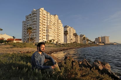 Álvaro Sixto es vecino de La Manga desde hace 10 años y voluntario de la asociación ecologista Anse desde hace 20. Su labor, cuenta, consiste en divulgar los valores naturales del entorno del Mar Menor, en hacer censos y repoblaciones de flora dunar y en intentar salvar las poquísimas últimas zonas naturales que quedan sin urbanizar.