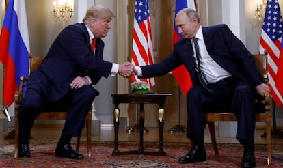 Donald Trump Vladimir Putin se dan la mano durante una conferencia de prensa en Helsinki, Finlandia el 16 de julio de 2018.