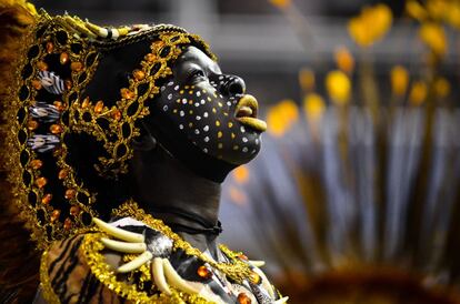 Un guerrero africano en el carnaval de Sao Paulo.