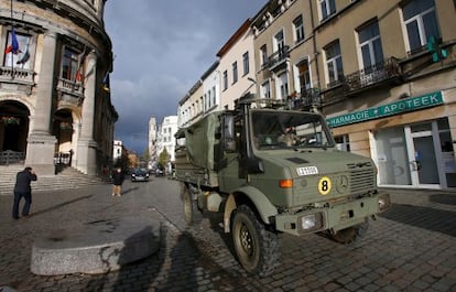 Soldados do Exército belga patrulham as ruas de Molenbeek.