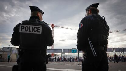 Dos policías, a las puertas del estadio de Saint-Denis (Francia).