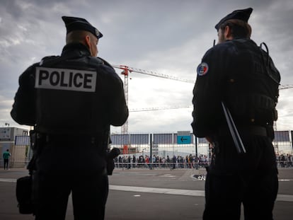 Dos policías, a las puertas del estadio de Saint-Denis (Francia).