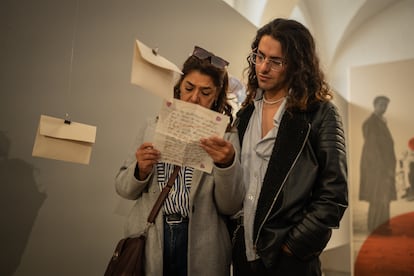 Visitantes leen las cartas de la exposición, en el Museo Nacional.