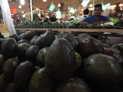 Aguacates en venta en un mercado de la Ciudad de M&eacute;xico.