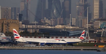 Aviones de IAG en el aeropuerto London City.