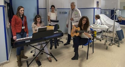 Desde la izquierda, Lorena Cuenca, Carmen Martínez, Cristina García y Natalia Garrido con Pedro Sánchez Rovira, jefe de oncología del hospital de Jaén.