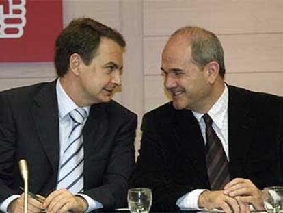 El secretario general del PSOE, José Luis Rodríguez Zapatero, con el presidente del partido, Manuel Chaves, ayer en la reunión de la ejecutiva.