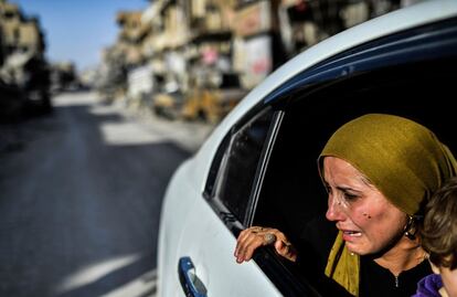 Una mujer llora al ver lo que ha quedado de su casa en Raqa, tras la liberación de la ciudad del Estado Islámico por las Fuerzas de Siria Democrática (FSD). Durante tres años, Raqa fue testigo de algunos de los peores abusos del Estado Islámico y se convirtió en uno de sus principales bastiones.