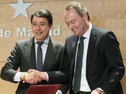 El presidente de la Comunidad de Madrid, Ignacio González (i), ha recibido hoy en la Real Casa de Correos, sede del Gobierno regional, a su homólogo valenciano, Alberto Fabra.