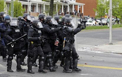 Entre los heridos hay un policía "inconsciente" y varios que han sufrido ruptura de huesos tras violentos choques o por haber recibido objetos lanzados por los manifestantes.