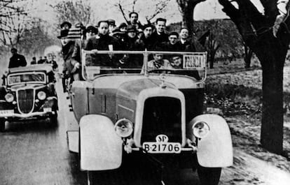 Autocar de la premsa que formava part del seguici del president Lluís Companys, a la carretera de Castellsdefels, l'1 de març del 1936.