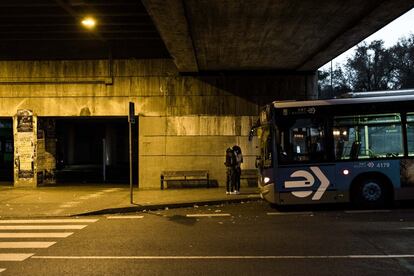 Una pareja se despide en la estación de Aluche. Los barrios que rodean el centro suelen tener una estación principal bien comunicada entre autobús, metro y Renfe que se ramifican por el resto de la zona y otros barrios.