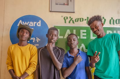 James, Moisés, Rony y Gogo son niños 'mingi'. Iban a ser sacrificados en sus poblados, de la etnia hamer, y han sobrevivido desde que eran muy pequeños en el orfanato Omo Child. Hoy, ya rozando la mayoría de edad, planean estudiar en la universidad gracias a las becas que ofrece el centro que les acogió siendo niños