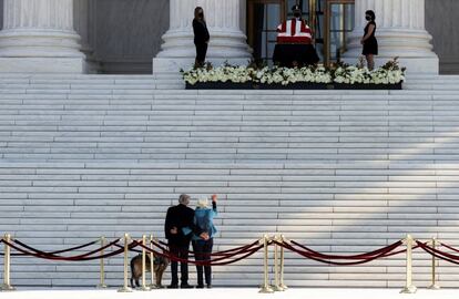 Una pareja asiste al velatorio de la magistrada Ruth Bader Ginsburg, este miércoles.