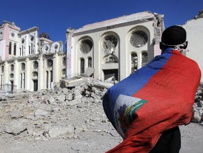 Un haitiano mira las ruinas del Palacio presidencial en Puerto Príncipe, en los días posteriores al seísmo que devastó al país en 2010.