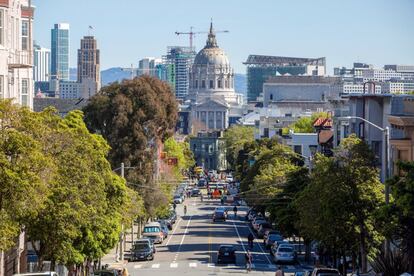 Para preparar el recorrido se retiraron parquímetros, parte del alumbrado público y algunas líneas eléctricas, según la publicación 'SFGate', que destacó que no había tenido lugar en San Francisco una "mudanza" similar desde hacía más de cuatro décadas. En la imagen, vista general del viaje de la casa hacia su nueva localización.