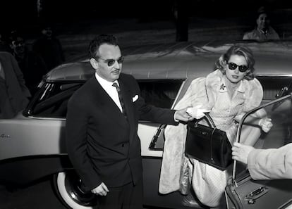 Raniero de Mónaco con su entonces prometida, Grace Kelly, empuñando el bolso de Hermès que pasaría a la historia como el Kelly.
