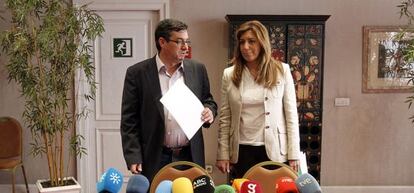 José Luis Centella y Susana Díaz, momentos antes de presentar el acuerdo programático entre PSOE e IU.