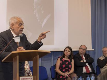 Miquel Iceta y Adriana Lastra escuchan la intervencion de Tierno Perez-Relaño, hijo de Tierno Galván, este miércoles, durante el homenaje por los 100 años del nacimiento del 'viejo profesor'.