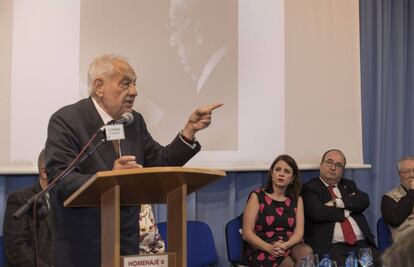 Miquel Iceta y Adriana Lastra escuchan la intervencion de Tierno Perez-Relaño, hijo de Tierno Galván, este miércoles, durante el homenaje por los 100 años del nacimiento del 'viejo profesor'.