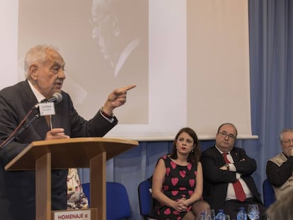 Miquel Iceta y Adriana Lastra escuchan la intervencion de Tierno Perez-Relaño, hijo de Tierno Galván, este miércoles, durante el homenaje por los 100 años del nacimiento del 'viejo profesor'.