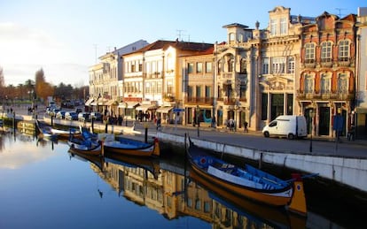 'Moliceiros', las góndolas portuguesas, atracadas en uno de los canales de la ciudad costera de Aveiro.