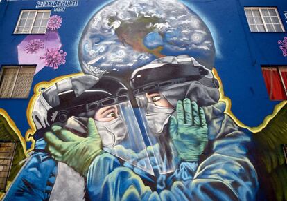 Un mural realizado en apoyo al personal sanitario que lucha contra el coronavirus, en el barrio San Miguel Chapultepec de Ciudad de México.