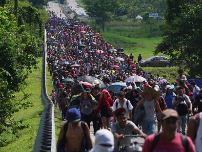 Una multitud de migrantes camina por México hacia la frontera con EE UU, en octubre de 2021.