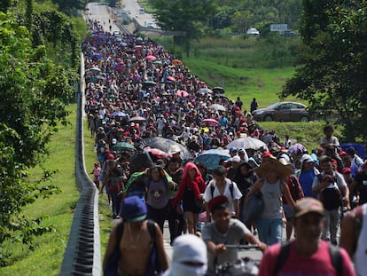 Una multitud de migrantes camina por México hacia la frontera con EE UU, en octubre de 2021.