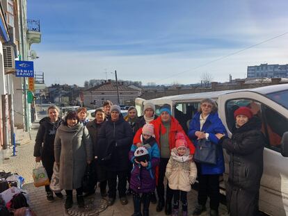 Un grupo de refugiados ucranios ayudados por Cinthia Báez y Martín Corona.