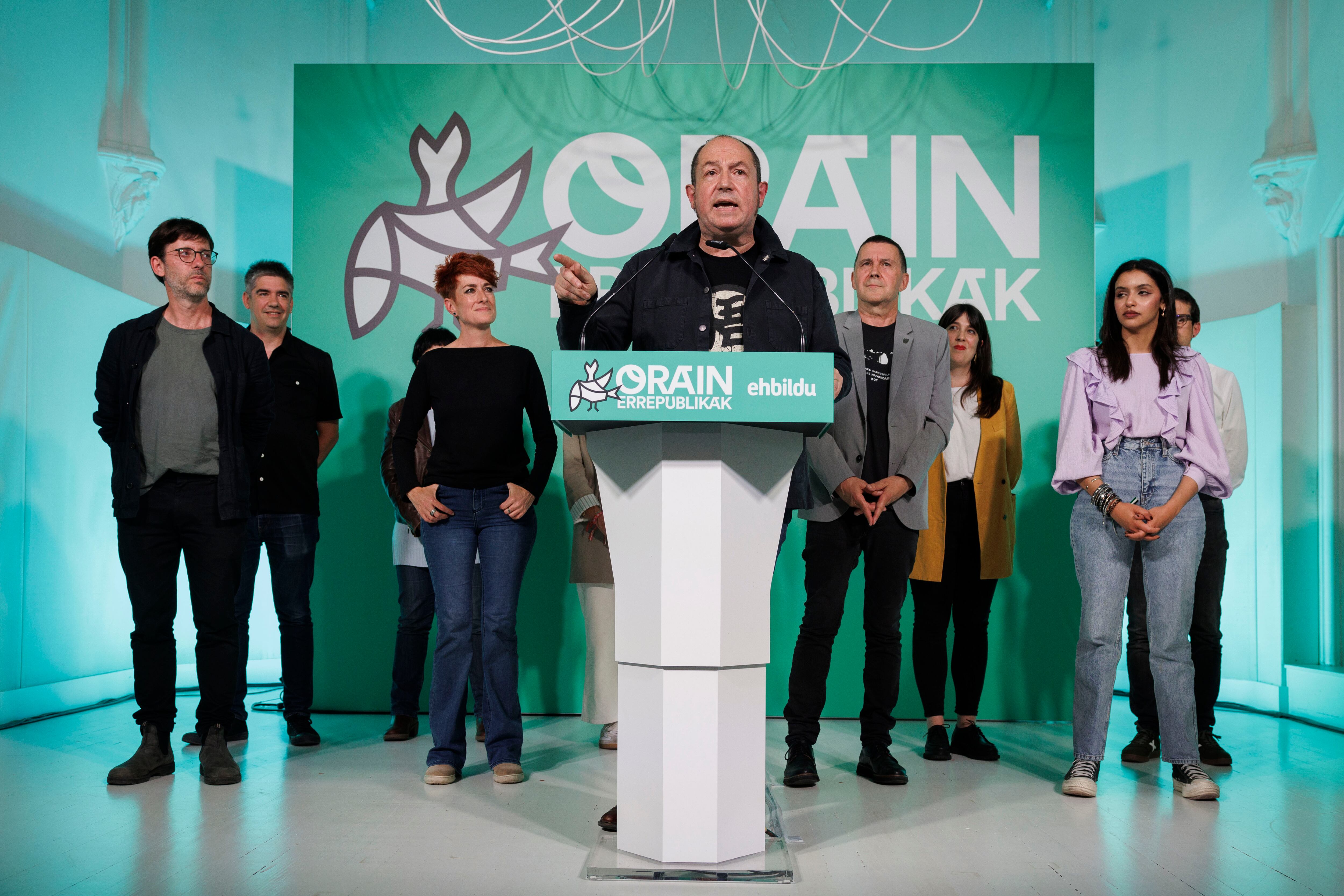 El candidato de EH Bildu al Parlamento Europeo, Pernando Barrena, junto con los principales dirigentes y candidatos del partido, comparece en el Hotel Catedral de Pamplona para valorar los resultados electorales.