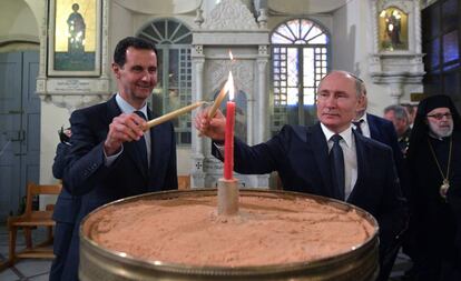 Vladímir Putin y el presidente sirio Bachar el Asad, el martes en una iglesia ortodoxa de Damasco.