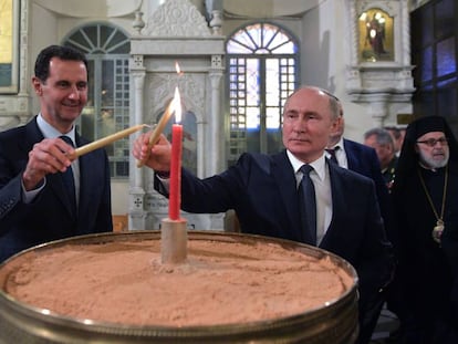 Vladímir Putin y el presidente sirio Bachar el Asad, el martes en una iglesia ortodoxa de Damasco.