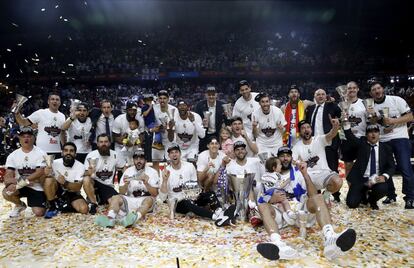 El Real Madrid posa tras ganar la Final Four.