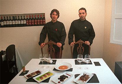 Lucas González (a la izquierda) y Javier Ventura (jefe de cocina), junto a diversos platos del menú de degustación.