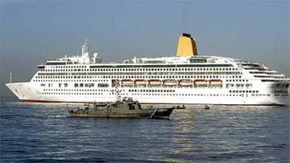 El crucero <i>Aurora</i> es escotado por un patrullero a su paso por las costas de Grecia.