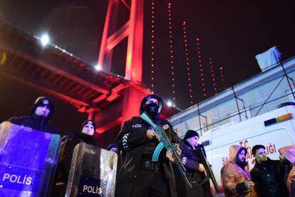 Policías turcs armats davant de la discoteca atacada.