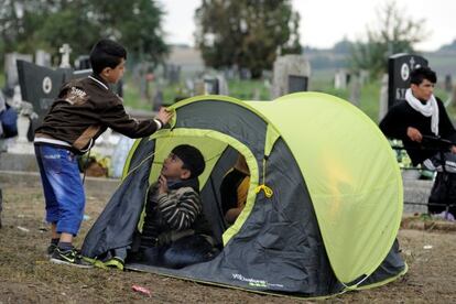 Unos niños en Sid, en la frontera de Serbia con Croacia.